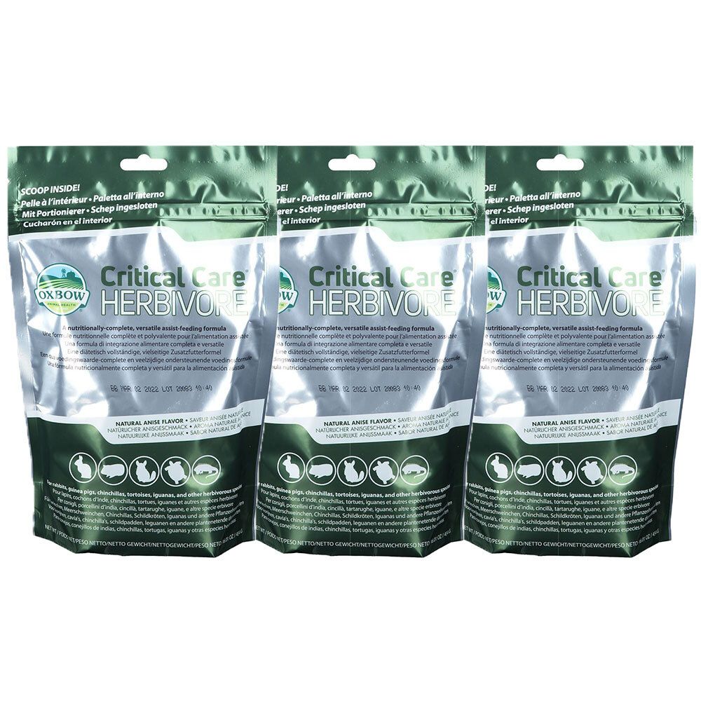 Trois sachets "Critical Care Herbivore". Sachets argentés avec des accents verts. Texte et logos visibles. Pour lapins, cobayes, etc.