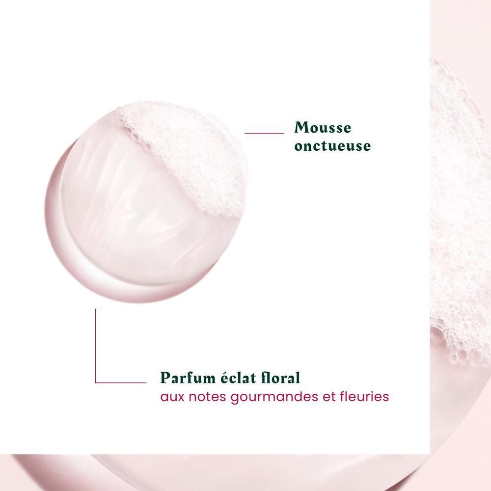 Gros plan sur mousse rose. Texte: Mousse onctueuse, Parfum éclat floral aux notes gourmandes et fleuries.