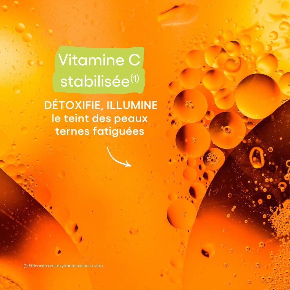 Gros plan sur liquide avec bulles. Texte : Vitamine C stabilisée. Détoxifie, illumine.