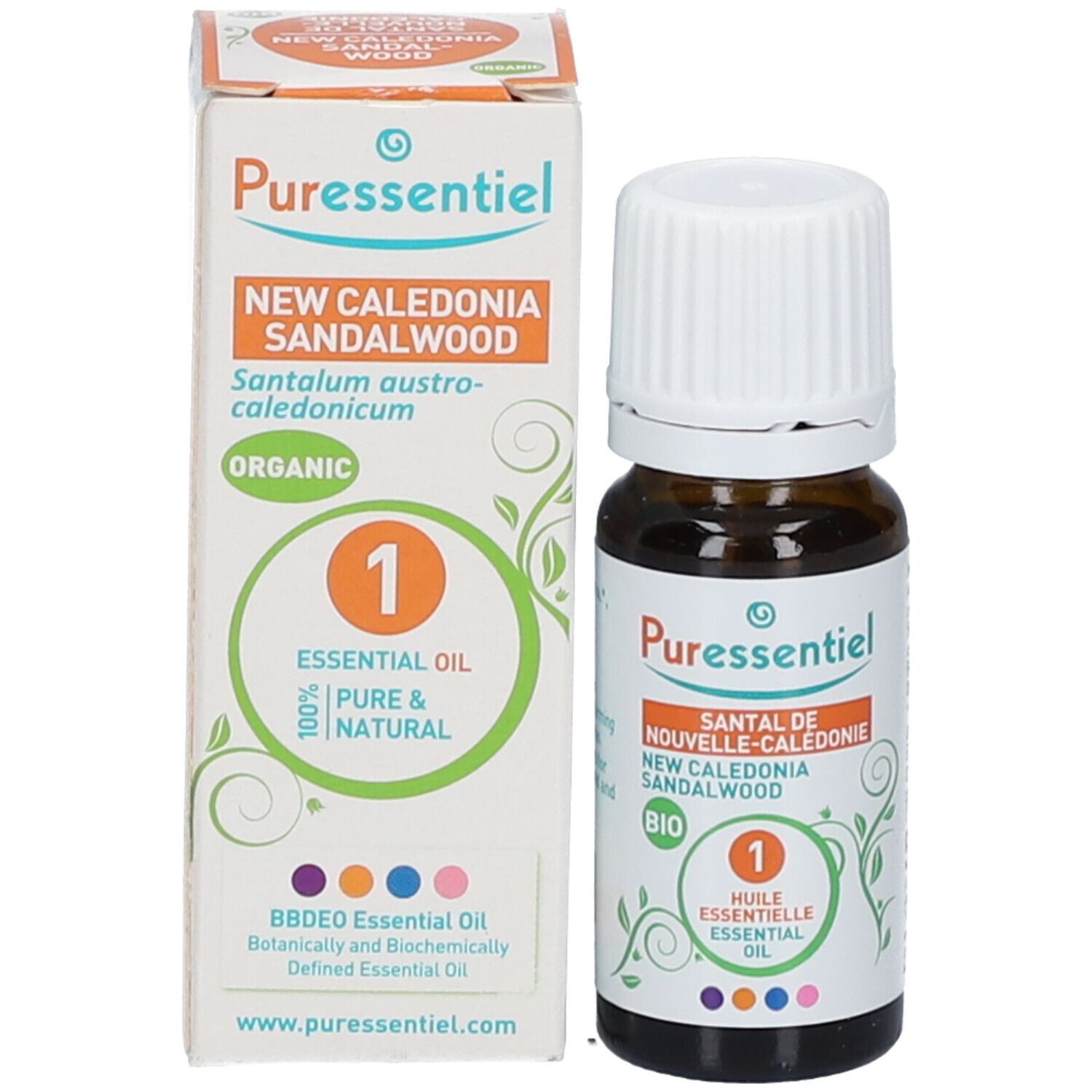 Braune Glasflasche mit weißem Deckel neben einer weißen Schachtel. Auf der Schachtel steht "Puressentiel" und "NEW CALEDONIA SANDALWOOD".