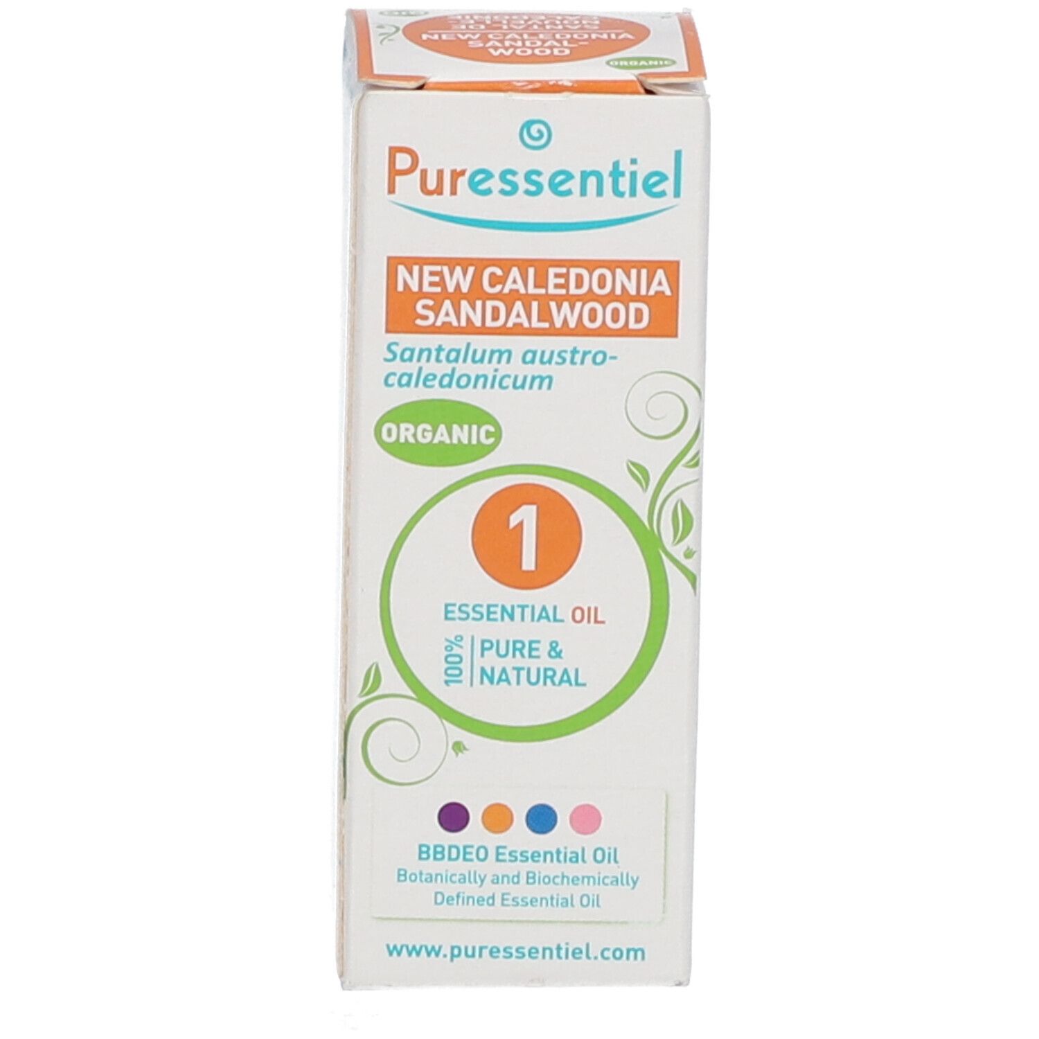 Weiße Schachtel mit Text: "Puressentiel", "NEW CALEDONIA SANDALWOOD", "ORGANIC", und "ESSENTIAL OIL".