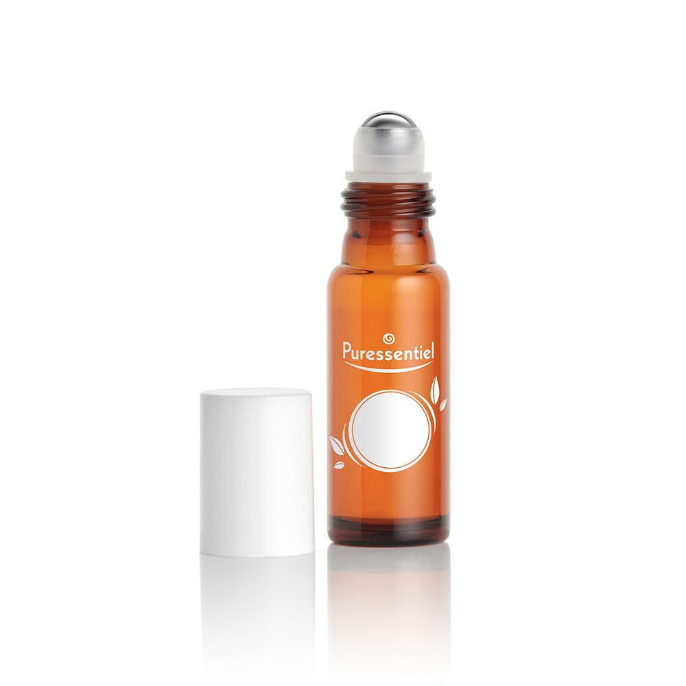 Braune Glasflasche mit silbernem Roll-on-Aufsatz und weißem Deckel. Deckel daneben. Aufschrift: Puressentiel.