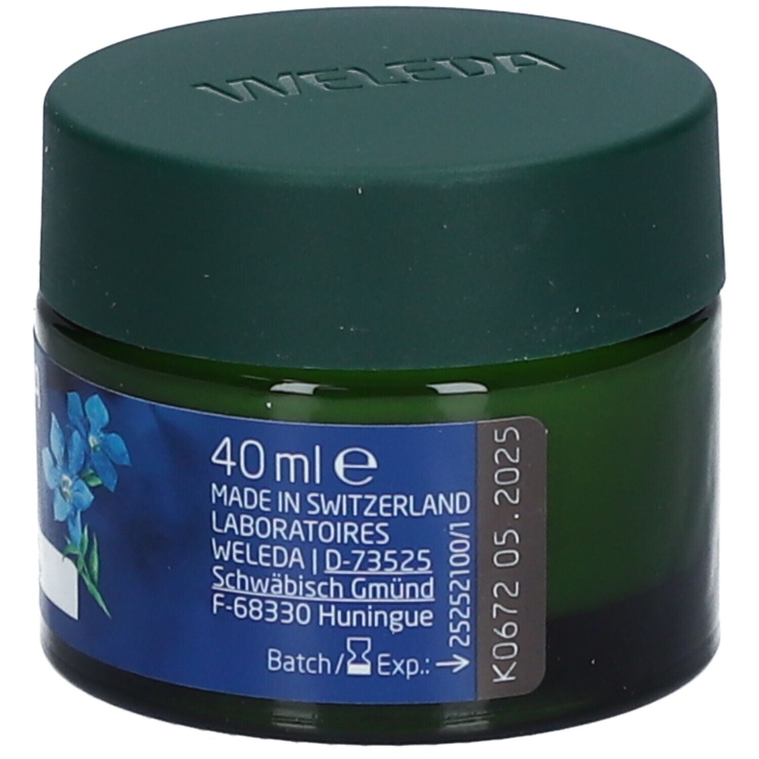 Pot en verre vert avec étiquette bleue. Inscription WELEDA Crème de Jour redensifiante. 40 ml. Fabriqué en Suisse. Date de péremption.