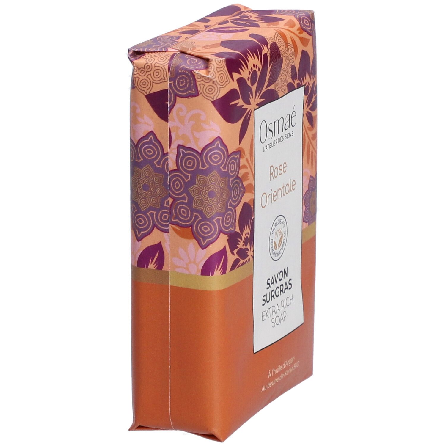 Verpackte Seife, schräg. Aufschrift: Osmaé, Rose Orientale, Savon Surgras, Extra Rich Soap. Floralmuster. Vegan-Siegel.