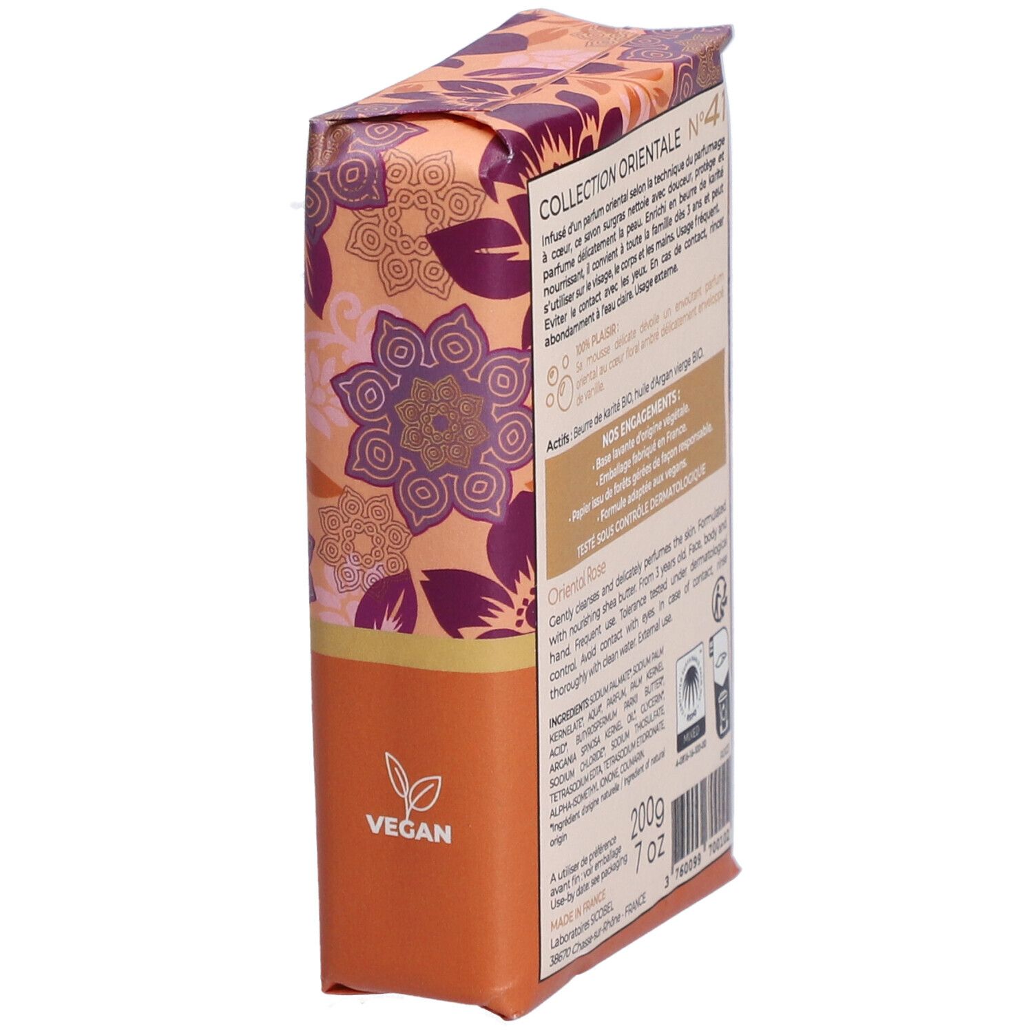 Verpackte Seife, schräg, Rückseite. Text: Collection Orientale, Inhaltsstoffe, Gewicht 200g, Testé sous contrôle dermatologique. Vegan-Siegel.