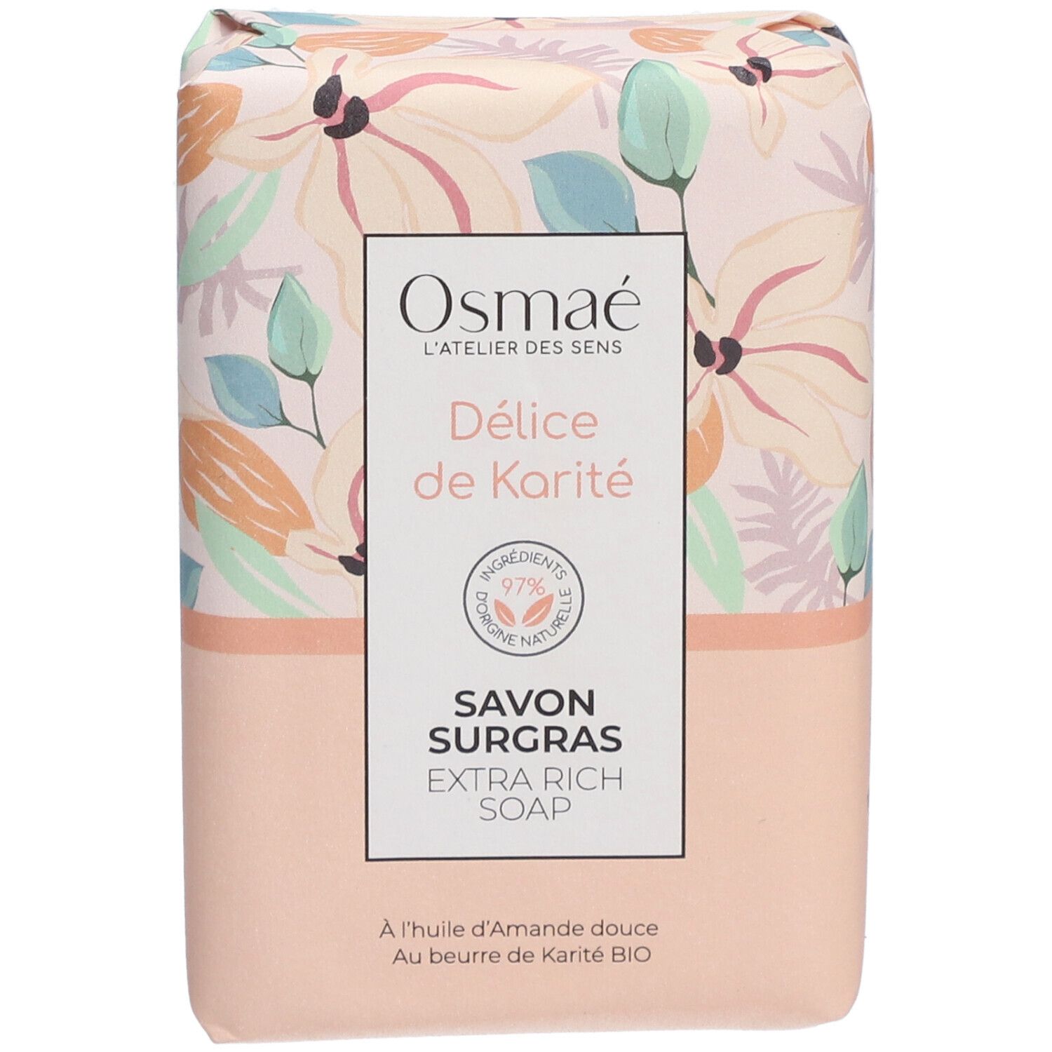 Seife in floraler Verpackung. Aufschrift: Osmaé, Délice de Karité, Savon Surgras, Extra Rich Soap. Vegan-Siegel.