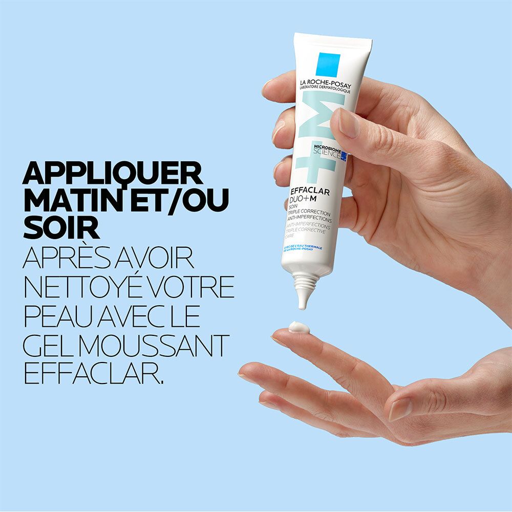 Handen houden tube vast. Tekst: Effaclar Duo+M. 's Ochtends en/of 's avonds aanbrengen. Na reiniging.