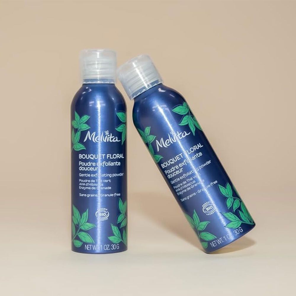 Zwei Melvita Peelingpuder-Flaschen nebeneinander. Blaue Flaschen mit grünen Blättern.