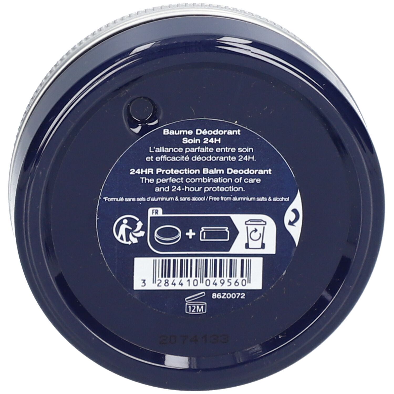 Blauer Tiegelboden. Aufschrift: Baume Déodorant Soin 24H. 24HR Protection Balm Deodorant. Ohne Aluminiumsalze und Alkohol. Barcode.