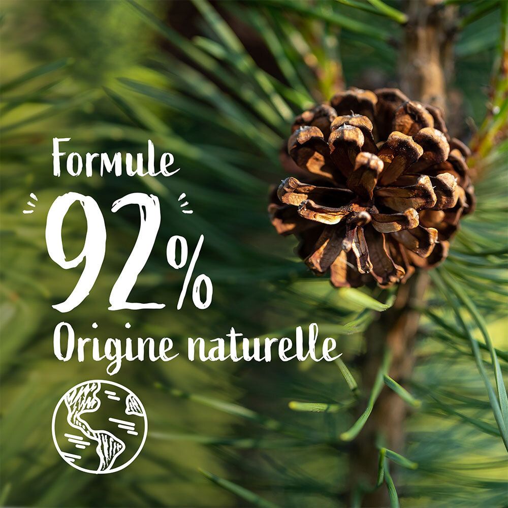 Close-up van een dennenappel. Tekst: 'Formule 92% Origine naturelle'.