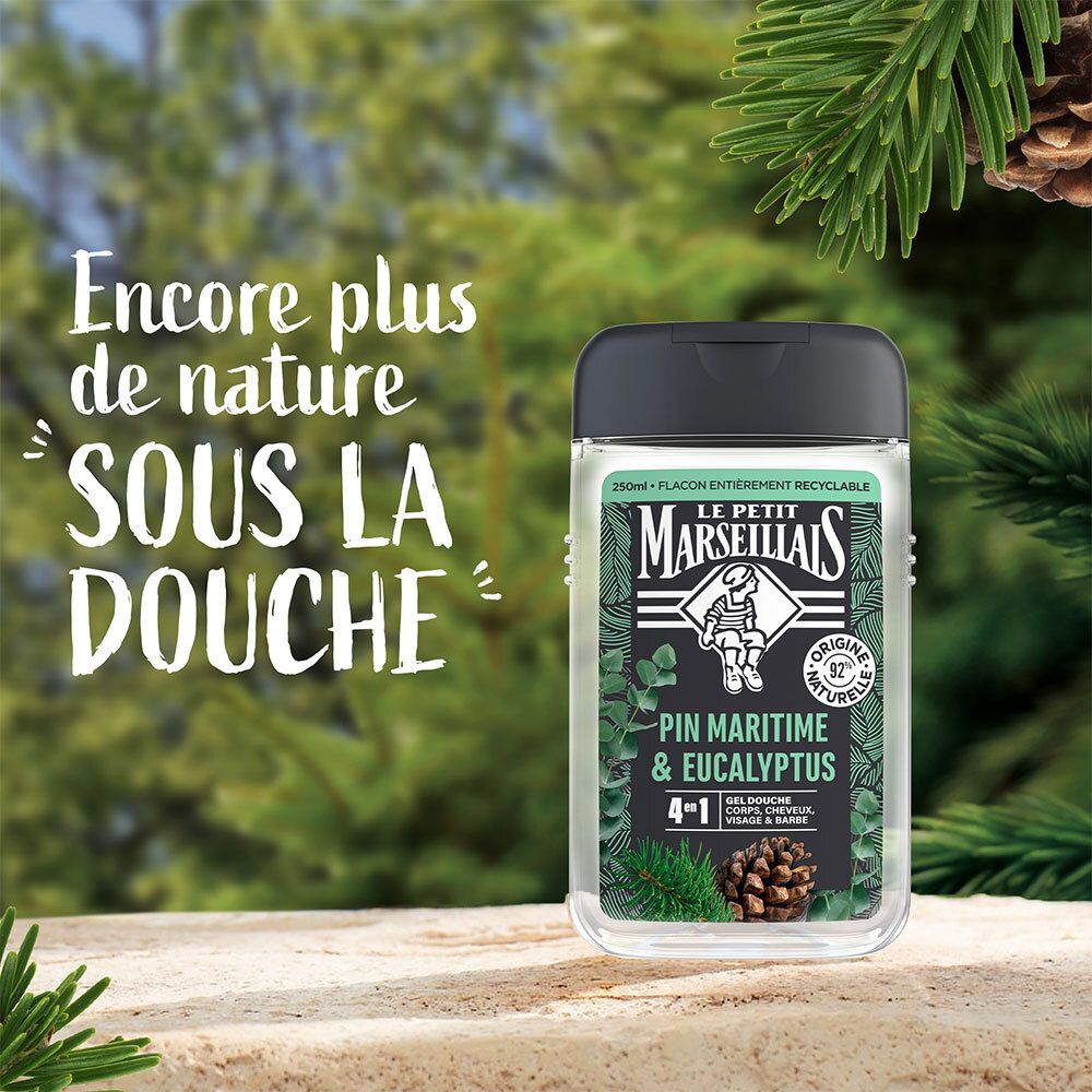 Douchegelfles tegen groene achtergrond. Tekst: 'Encore plus de nature SOUS LA DOUCHE'.