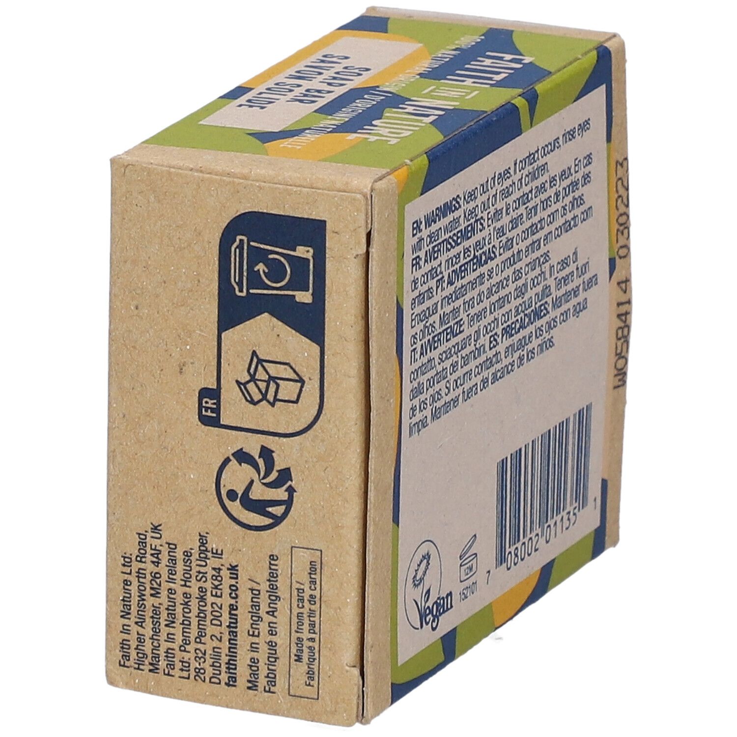 Kartonnen verpakking met recyclingsymbolen en adres. Opschrift: FAITH IN NATURE, grapefruit, savon solide. Vegan-logo.