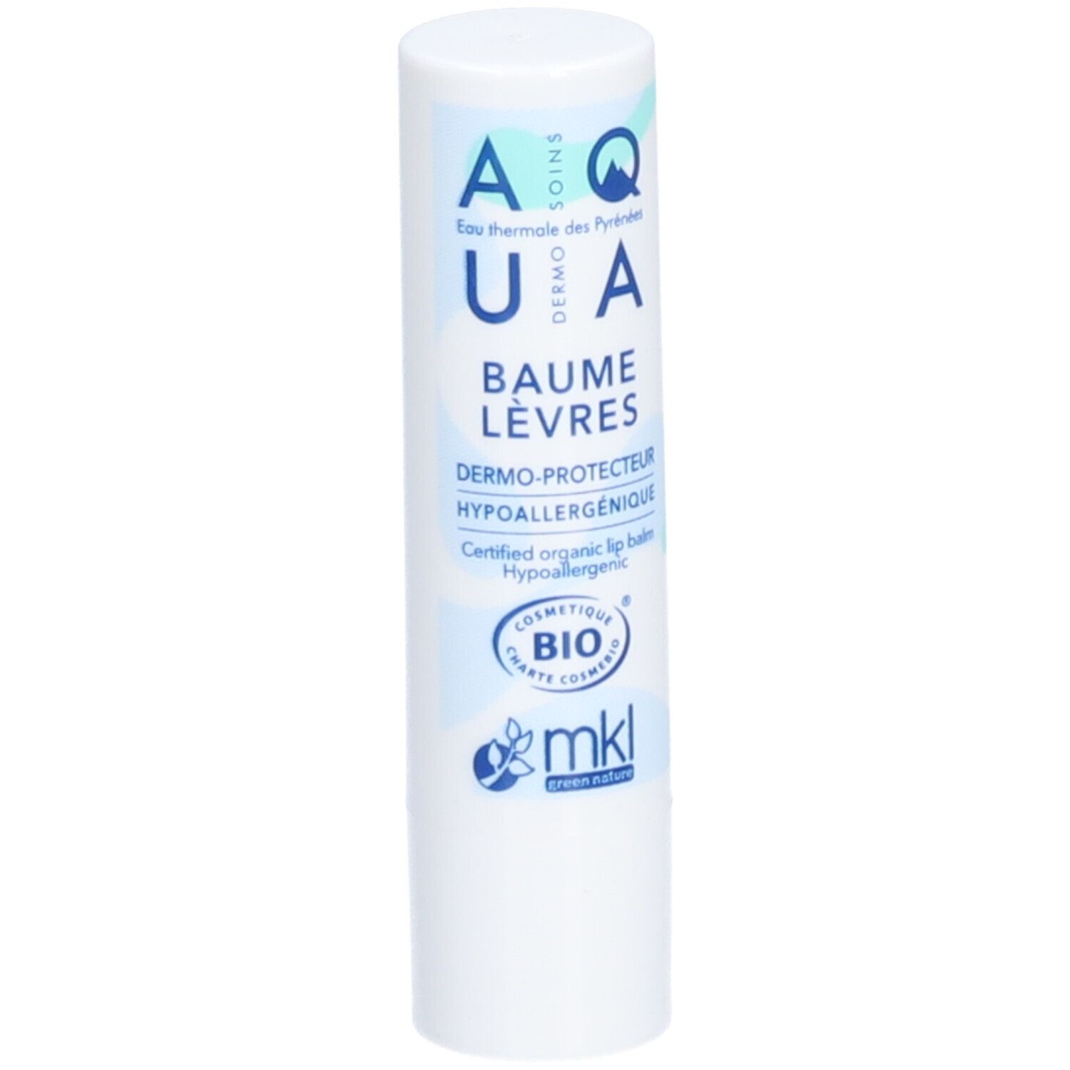 Stick de baume à lèvres blanc. Inscription bleue: AQUA, Baume Lèvres, Dermo-Protecteur, Hypoallergénique. Certification Bio. Logo MKL.