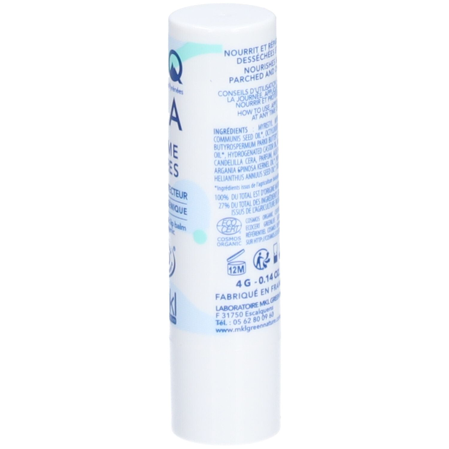 Stick de baume à lèvres blanc. Texte bleu. Texte: Nourrit et répare les lèvres gercées. Ingrédients. Certification Bio. 4G - 0.14 OZ.