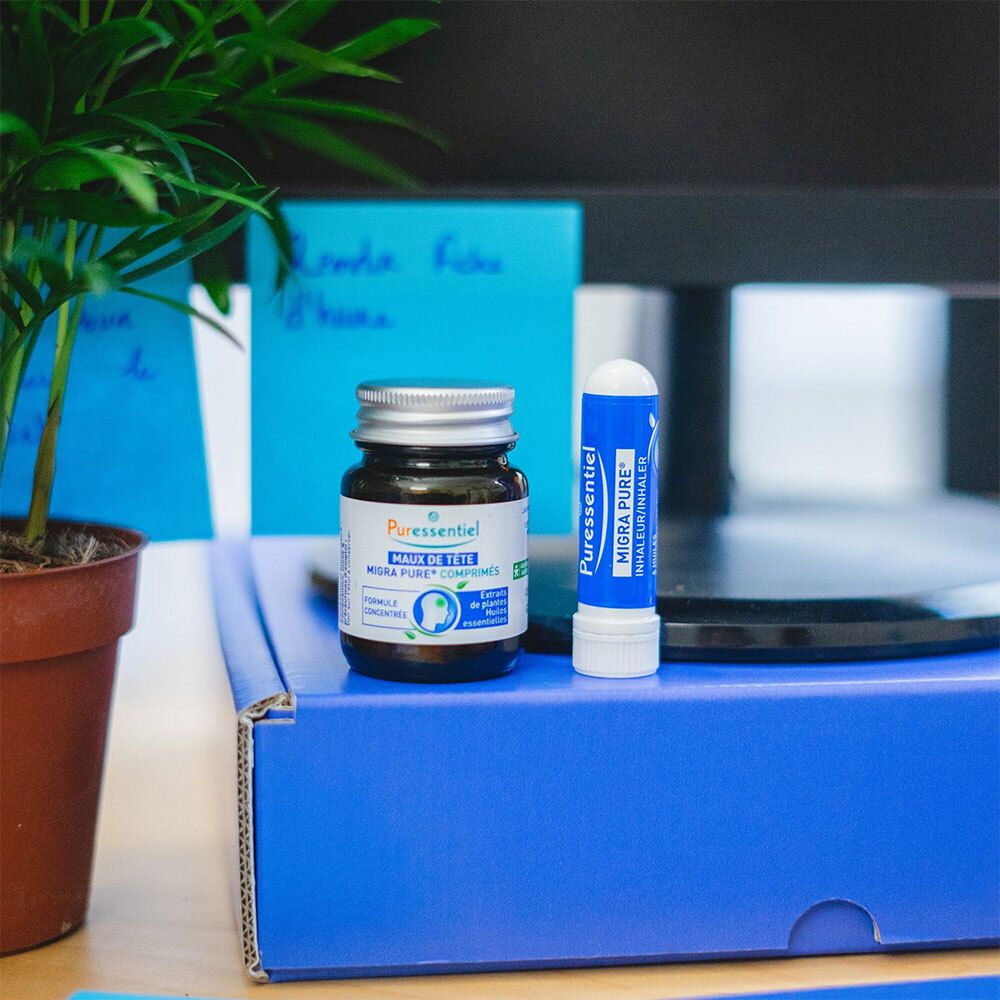 Inhalator und Tabletten. PURESSENTIEL MIGRAPURE. Auf einem blauen Karton.