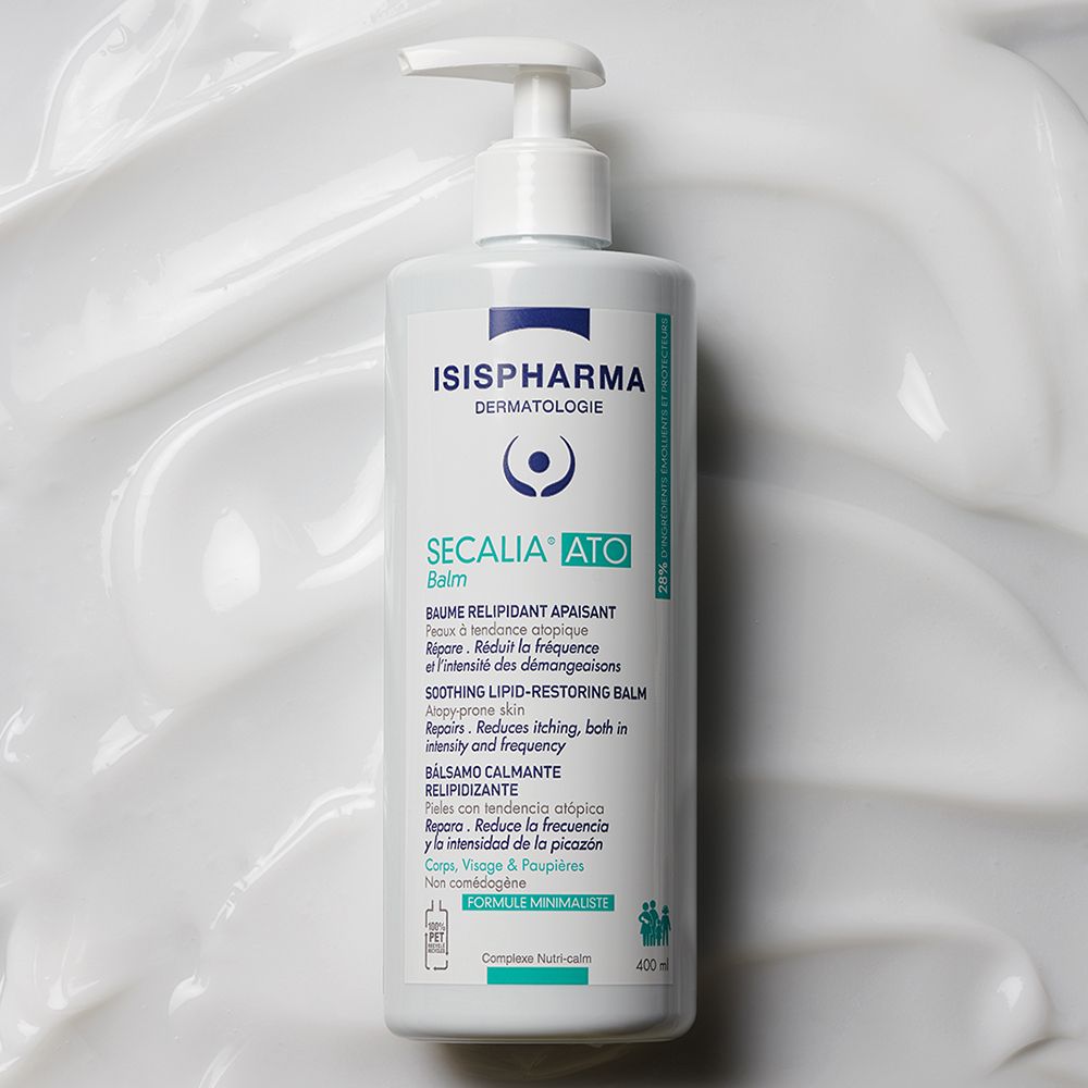 Weiße Flasche mit Pumpe, platziert auf einer weißen, cremigen Oberfläche. Aufschrift: Secalia Ato Balm.