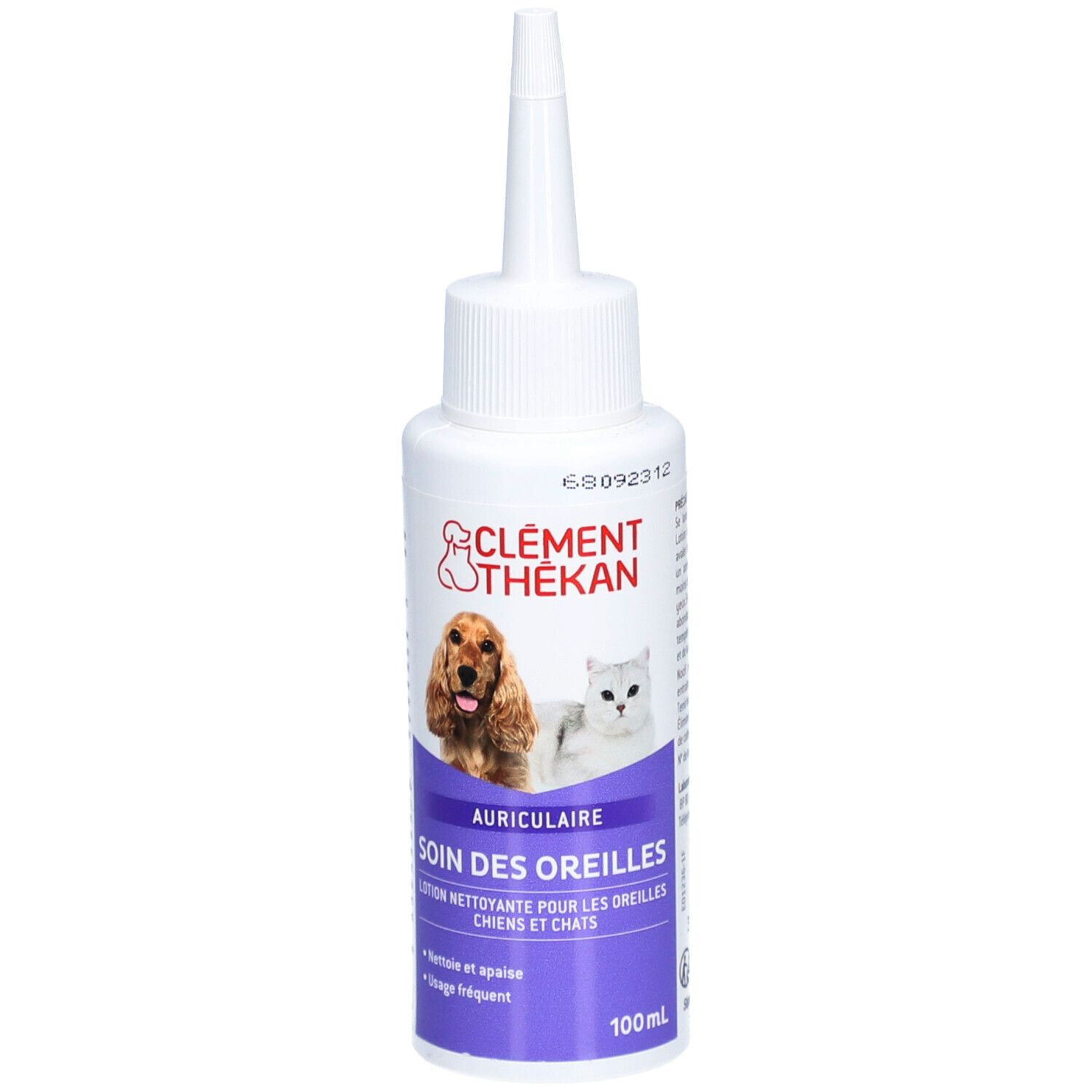 Witte fles met puntige tuit. Opschrift: CLÉMENT THÉKAN, AURICULAIRE, SOIN DES OREILLES. Afbeelding van hond en kat.