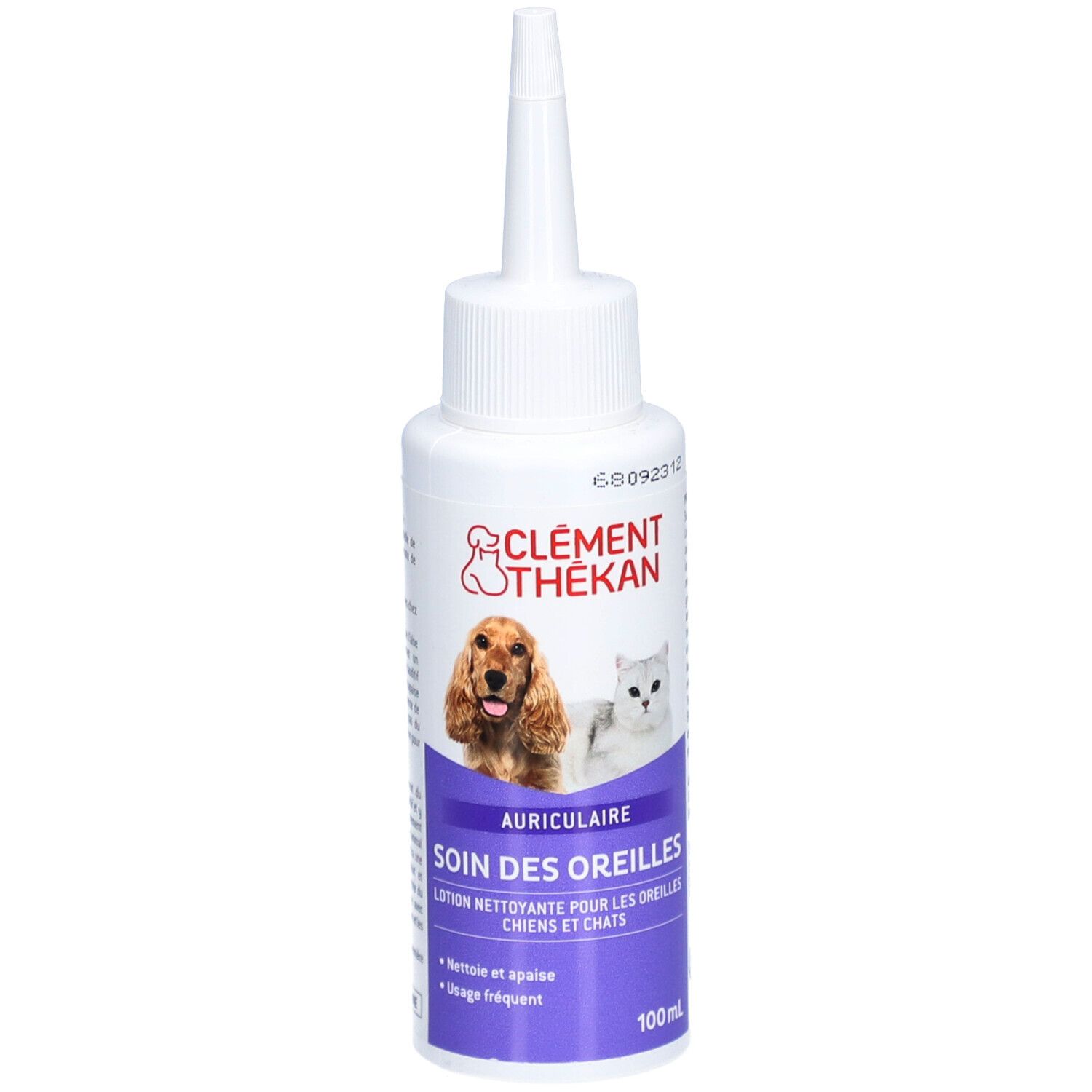 Witte fles met puntige tuit. Opschrift: CLÉMENT THÉKAN, AURICULAIRE, SOIN DES OREILLES. Afbeelding van hond en kat.