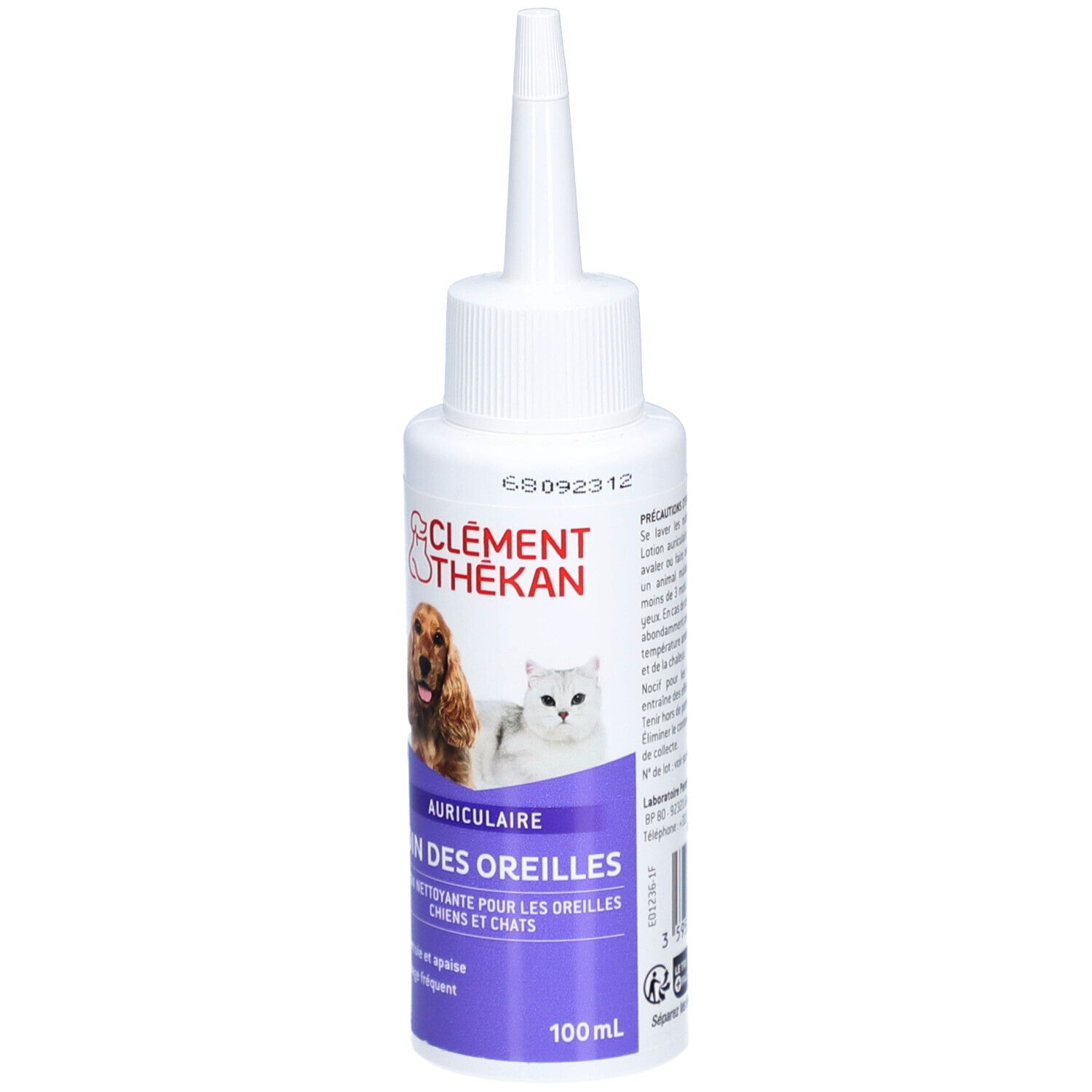 Witte fles met puntige tuit. Opschrift: CLÉMENT THÉKAN, AURICULAIRE, SOIN DES OREILLES. Afbeelding van hond en kat.