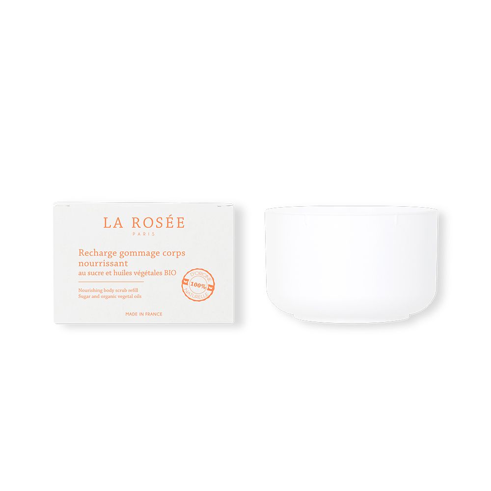 Boîte et pot blancs. Texte: LA ROSÉE, Recharge gommage corps nourrissant, au sucre et huiles végétales BIO.