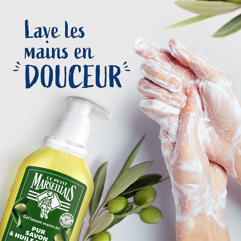 Handen met schuim. Fles Gel Lavant mains au pur Savon & Huile d'olive.