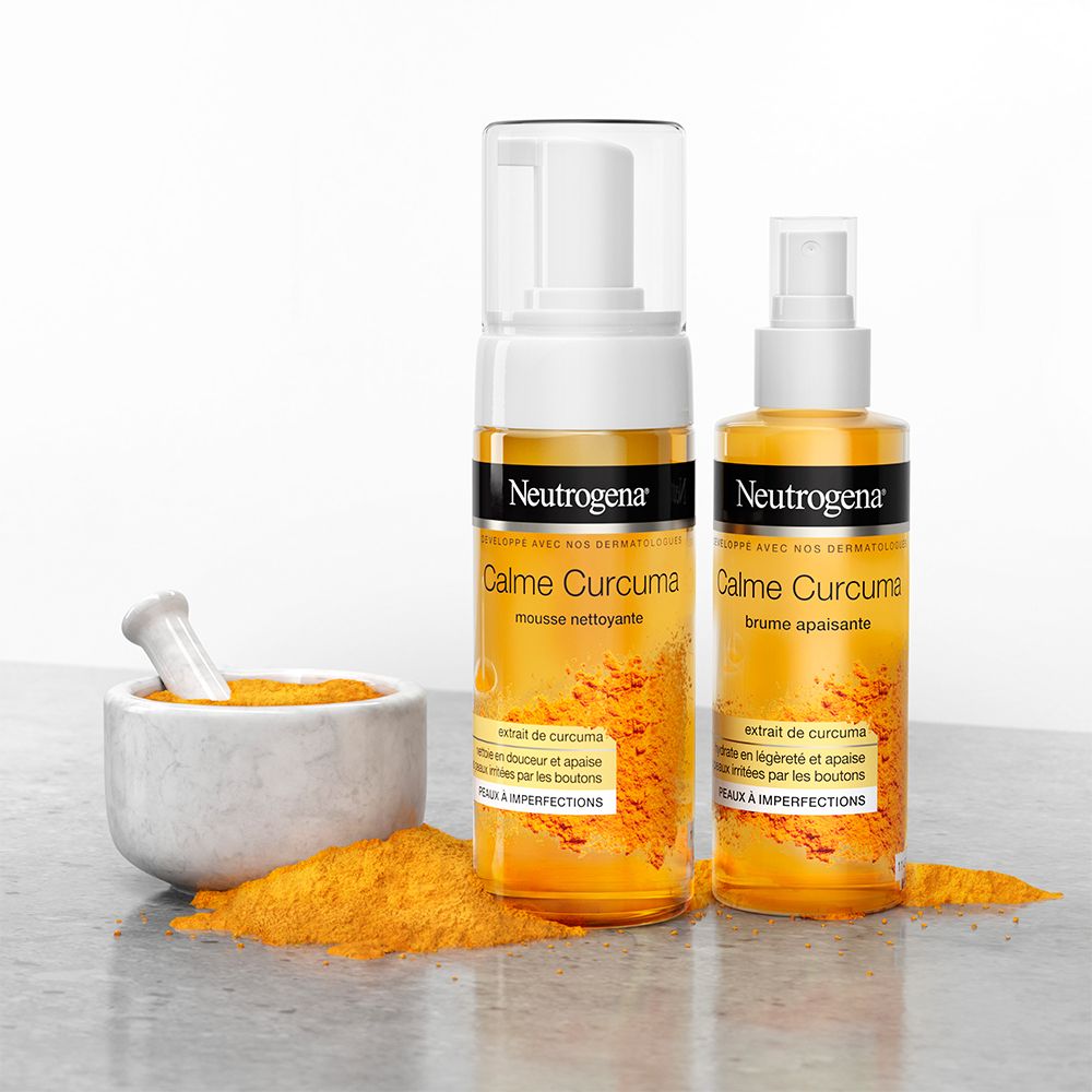 Mousse et brume Neutrogena Calme Curcuma. Flacons, mortier avec curcuma. Texte.