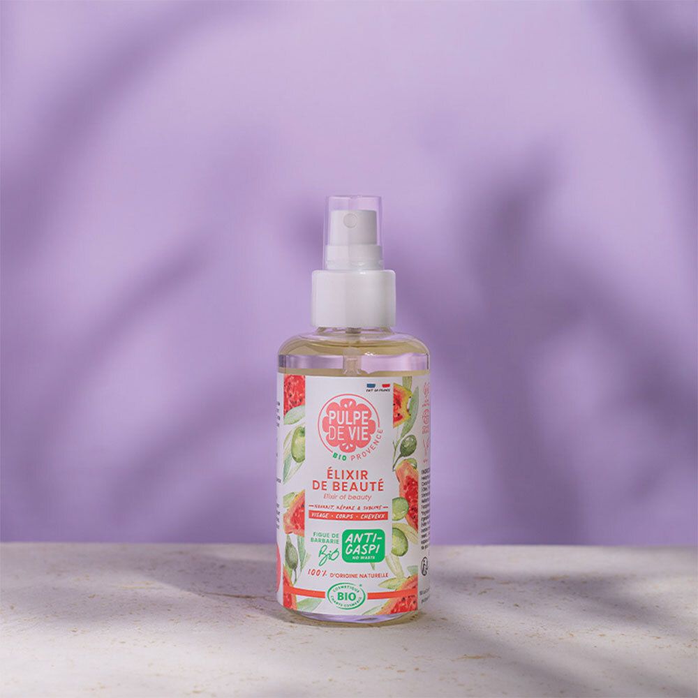 Flacon spray transparent. Inscriptions : nom du produit, certification bio. Fond avec ombres.