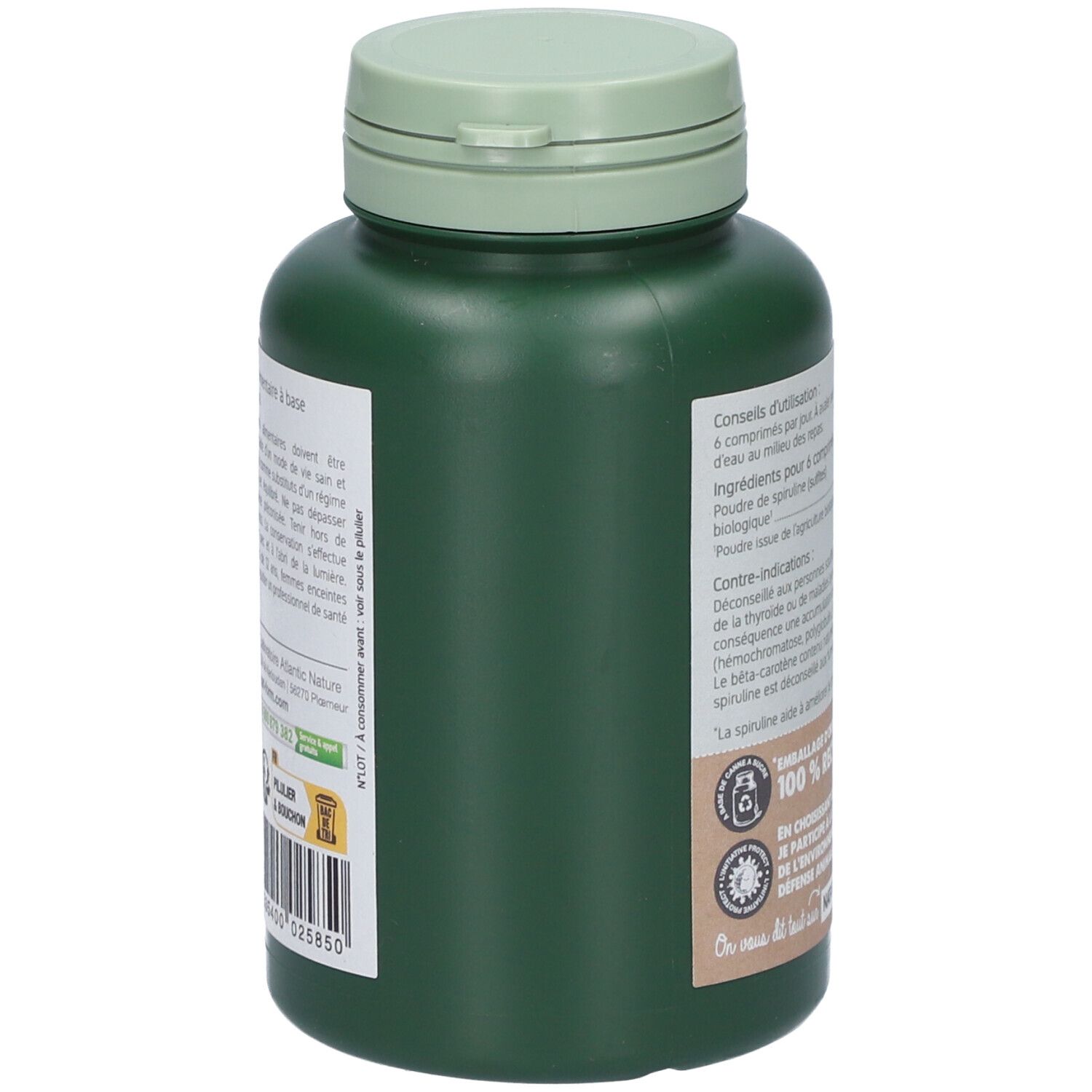 Grüne Flasche, Seitenansicht. Etikett mit Text und Zertifizierungen. Helle Deckel. Verpackung aus Pflanzenmaterial.