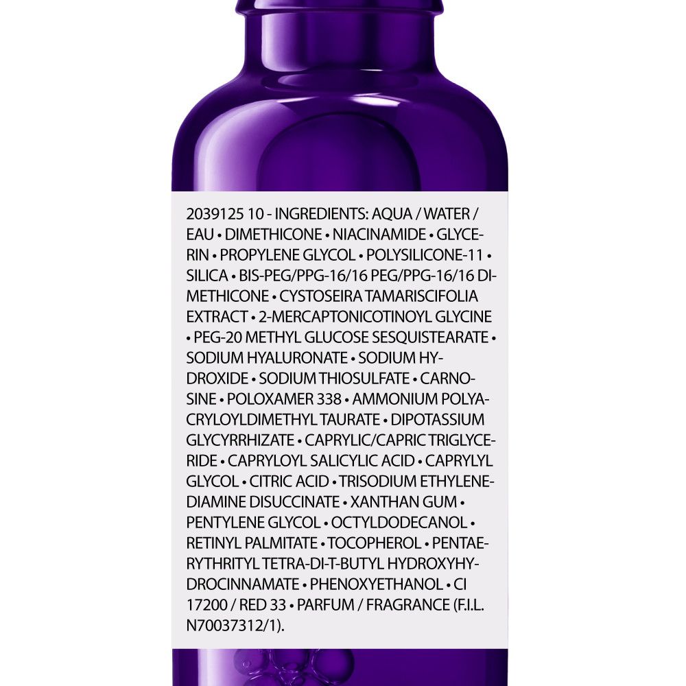 Gros plan de la liste des ingrédients sur un flacon violet. Contient Aqua, Diméthicone, Niacinamide, etc.