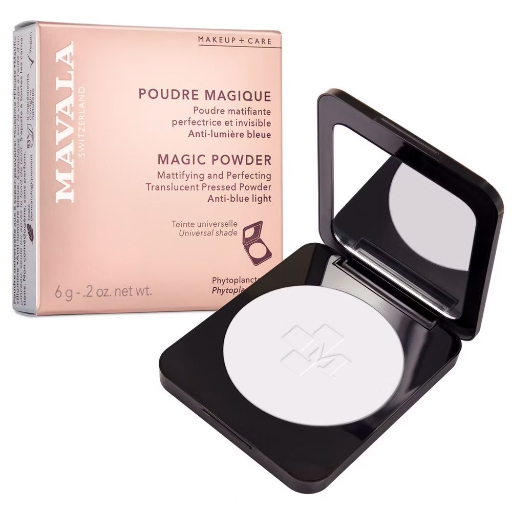 Poudre compacte ouverte avec miroir. Boîtier noir, poudre blanche. À côté, emballage avec informations produit.