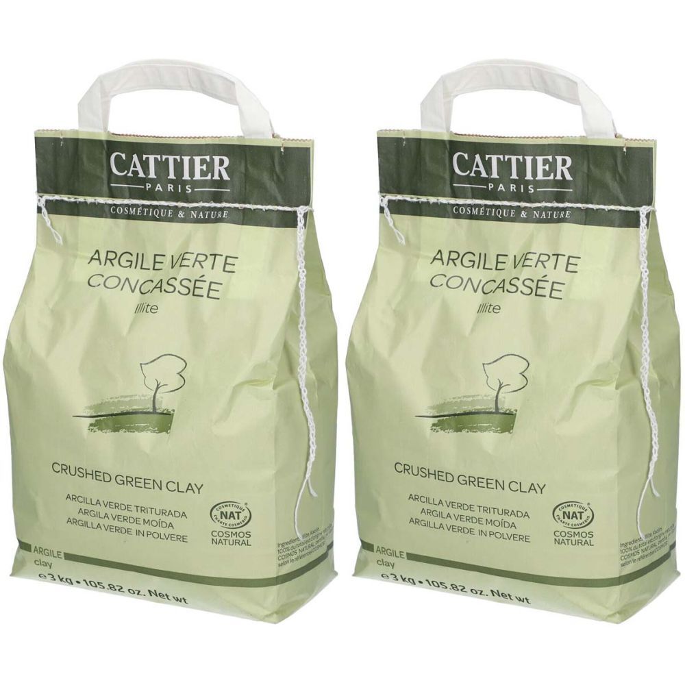 Deux sacs verts avec poignées. Inscription : Cattier Paris, Argile Verte Concassée, Crushed Green Clay. Certification NAT.