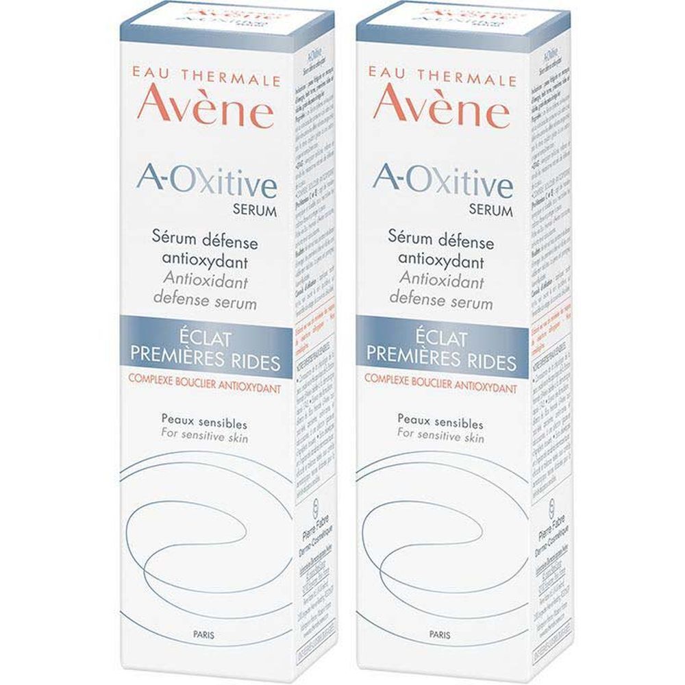 Deux boîtes blanches. Texte: Eau Thermale Avène A-Oxitive Serum, Éclat Premières Rides, pour peaux sensibles. Inscription en plusieurs langues.