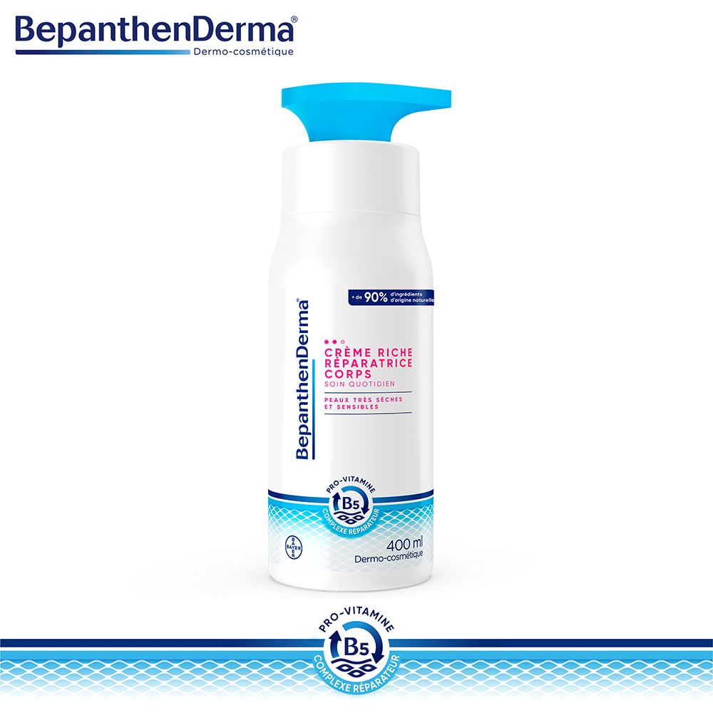 Flasche BepanthenDerma Creme. Weiße Flasche mit blauem Pumpkopf. Aufschrift: Crème Riche Réparatrice Corps. 400 ml.