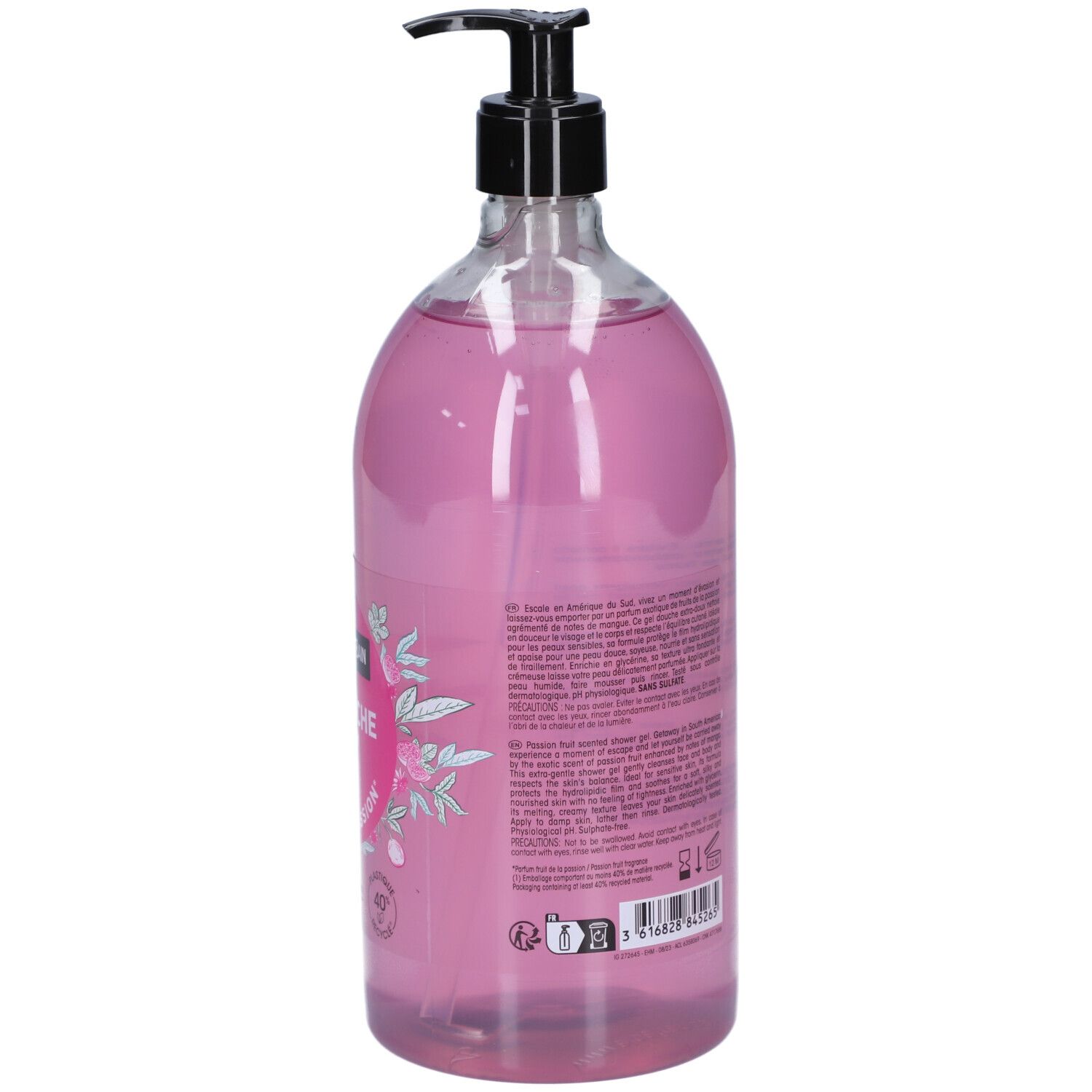Vue arrière d'un flacon transparent avec liquide rose. Texte sur l'étiquette, pompe noire.