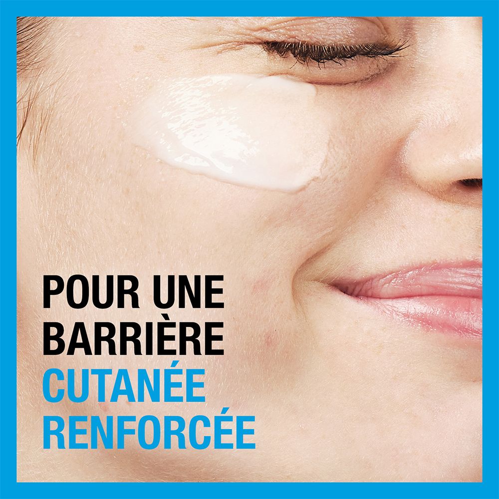 Visage avec crème appliquée. Texte : Pour une barrière cutanée renforcée.