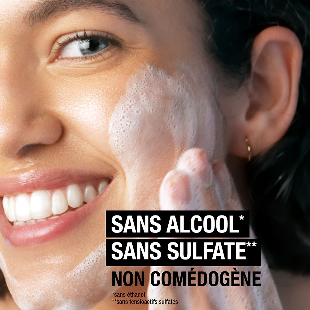 Femme se lavant le visage. Texte: Sans alcool, sans sulfate, non comédogène.
