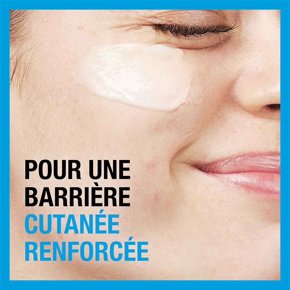 Visage avec crème appliquée. Texte : Pour une barrière cutanée renforcée.