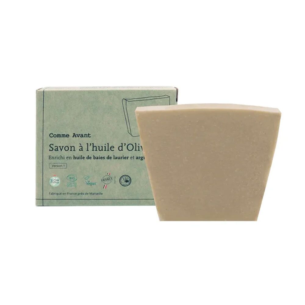 Rechthoekige zeep met groene verpakking. Opschrift: Savon à l'huile d'Olive. Met certificeringen.