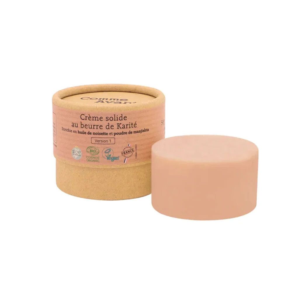 Ronde crème in een kartonnen verpakking. Opschrift: Crème solide au beurre de Karité. Met certificeringen.
