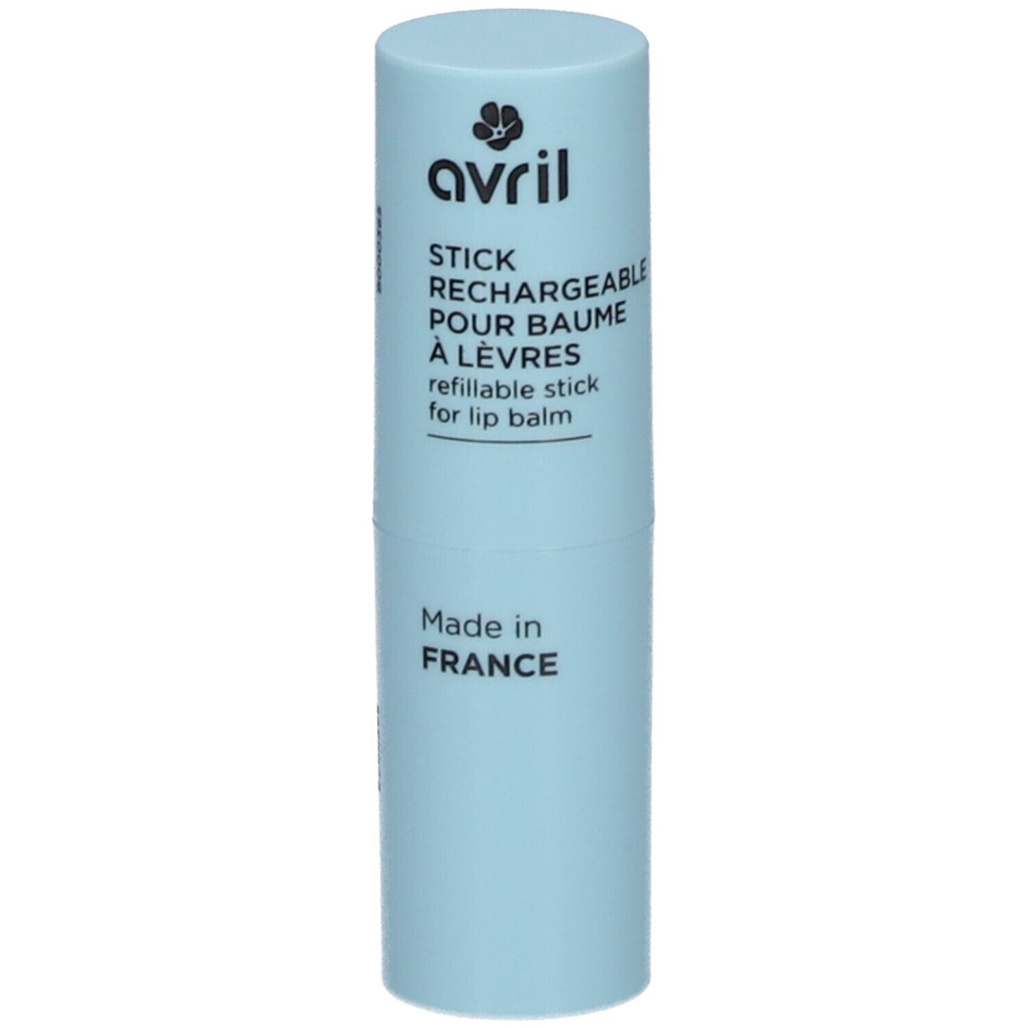 Hellblauer Lippenpflegestift-Behälter mit schwarzem Aufdruck. Oben: Logo und Schriftzug "avril". Text: "STICK RECHARGEABLE POUR BAUME À LÈVRES".