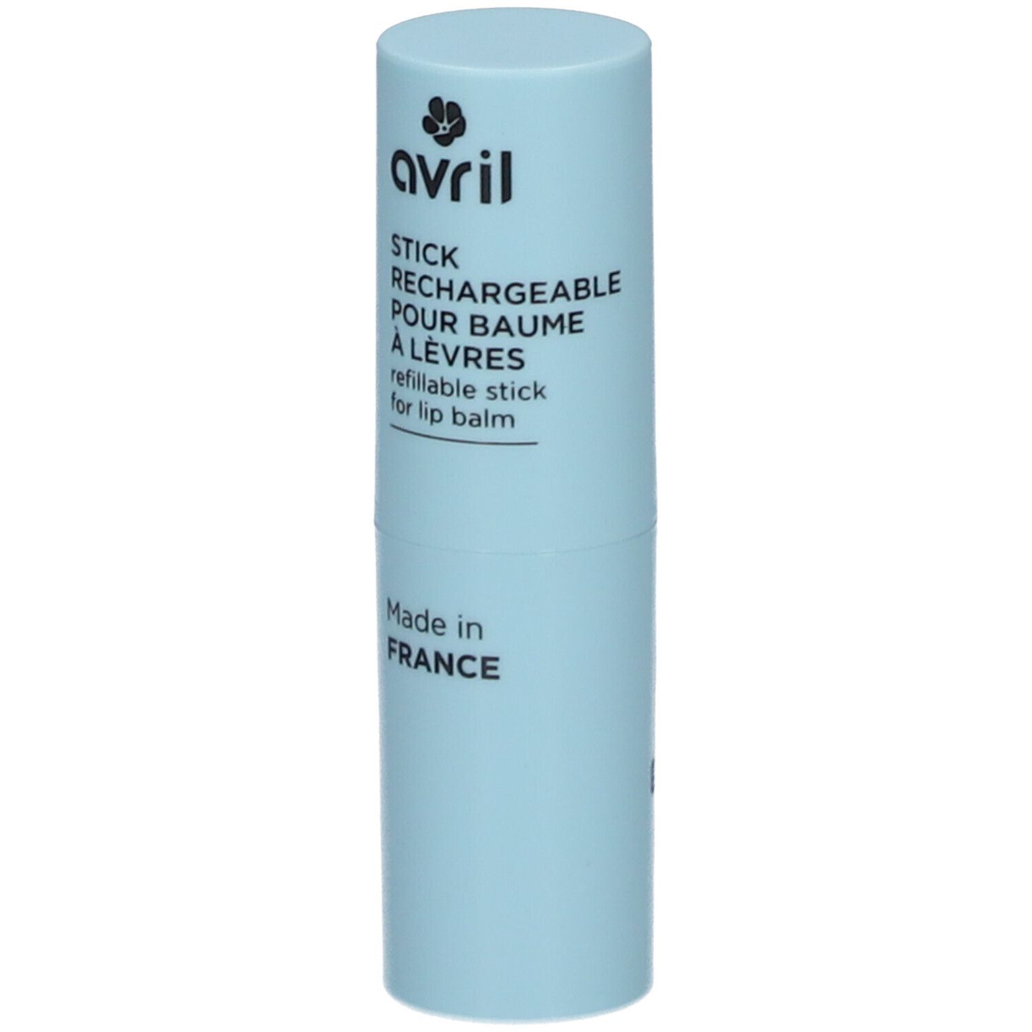 Hellblauer Lippenpflegestift-Behälter mit schwarzem Aufdruck. Oben: Logo und Schriftzug "avril". Text: "STICK RECHARGEABLE POUR BAUME À LÈVRES". "Made in France".