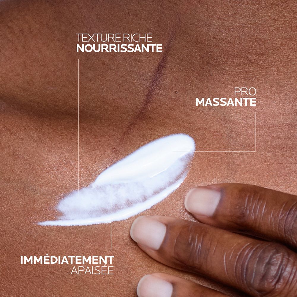 Application de crème blanche sur la peau. Texte: Texture riche nourrissante, Pro massante, Immédiatement apaisée.