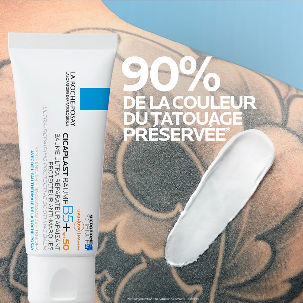 Tube blanc, texte: Cicaplast Baume B5+ SPF50. 90% de la couleur du tatouage préservée. Crème sur tatouage.