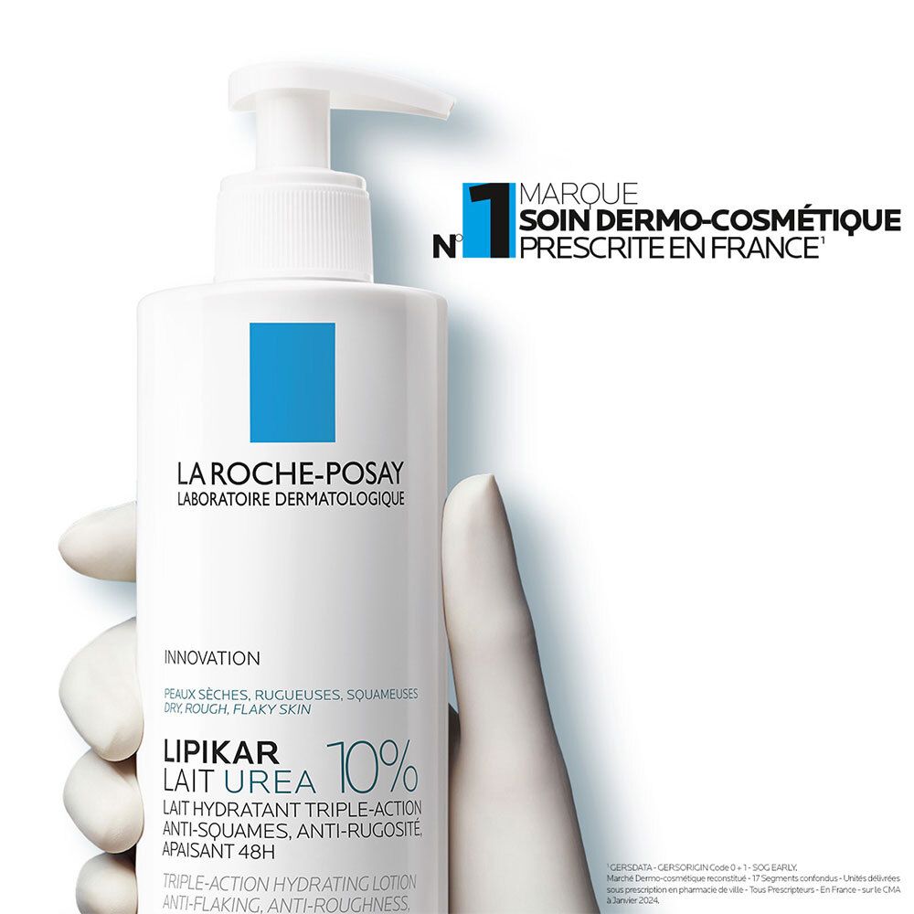 Flacon blanc avec pompe. La Roche-Posay, Lipikar Urea 10%. Main tenant le flacon.