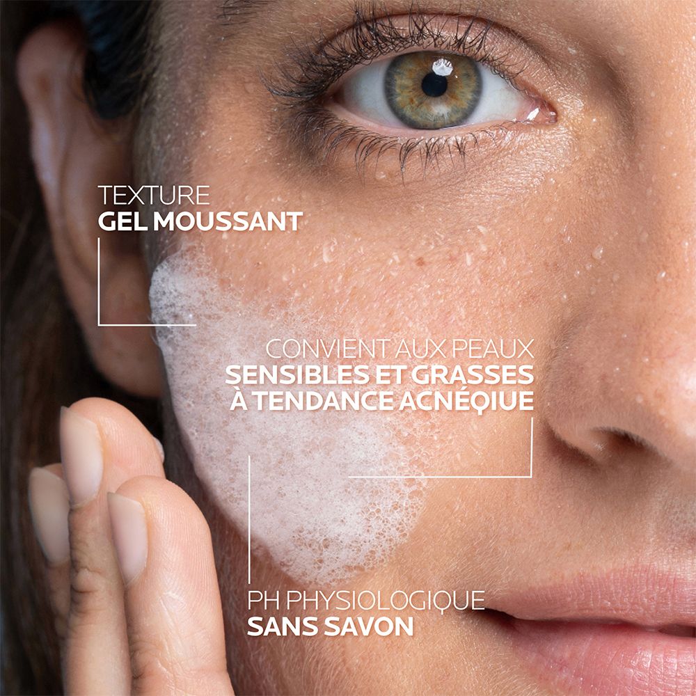 Gros plan d'un visage avec mousse. Texte: Gel Moussant. Convient aux peaux sensibles et grasses à tendance acnéique.