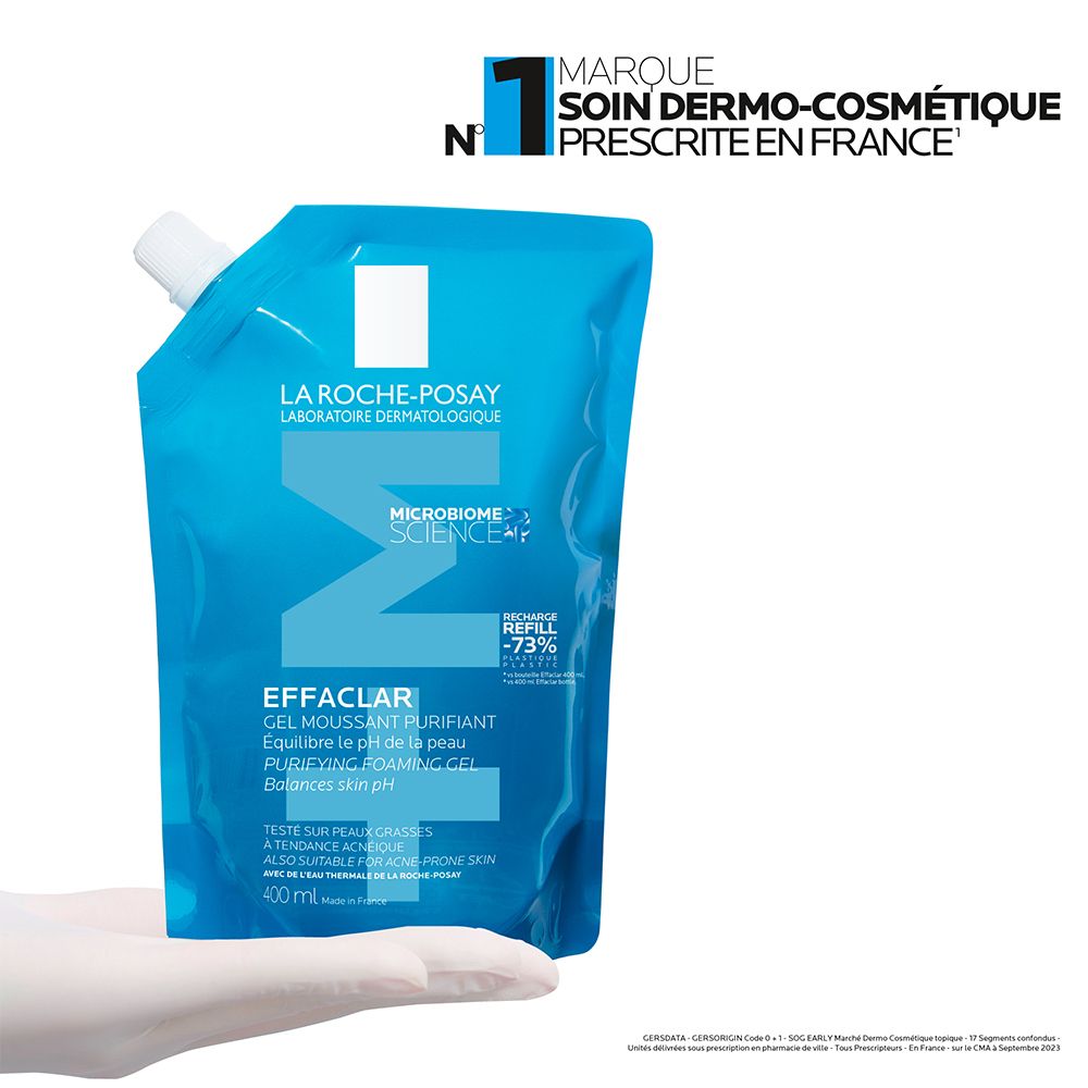 Recharge bleue Effaclar Gel Moussant dans une main. Texte: N°1 soin dermo-cosmétique en France.