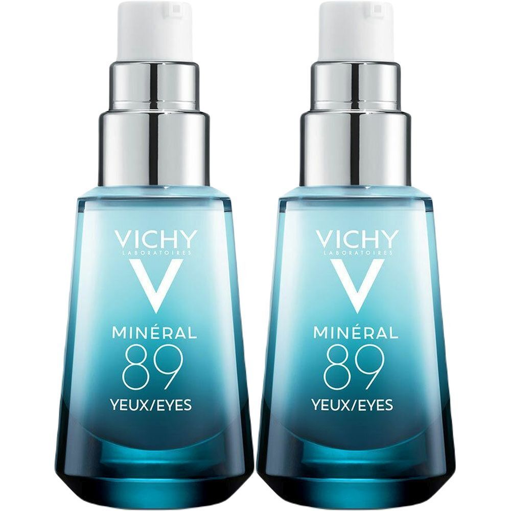 Deux flacons en verre bleu. Inscription : Vichy, Mineral 89 Yeux/Eyes. Pompes blanches et colliers argentés.