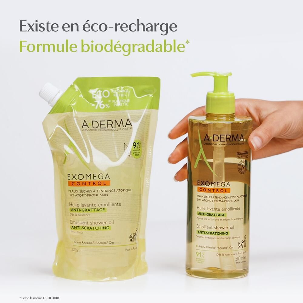 A.DERMA Exomega Control Waschöl und Nachfüllpackung. Hand hält Flasche. Aufschrift: Anti-Kratzer, biologisch abbaubar.