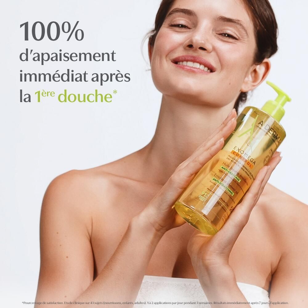 Femme tenant l'huile lavante A.DERMA Exomega Control. Texte : 100% d'apaisement immédiat après la 1ère douche.