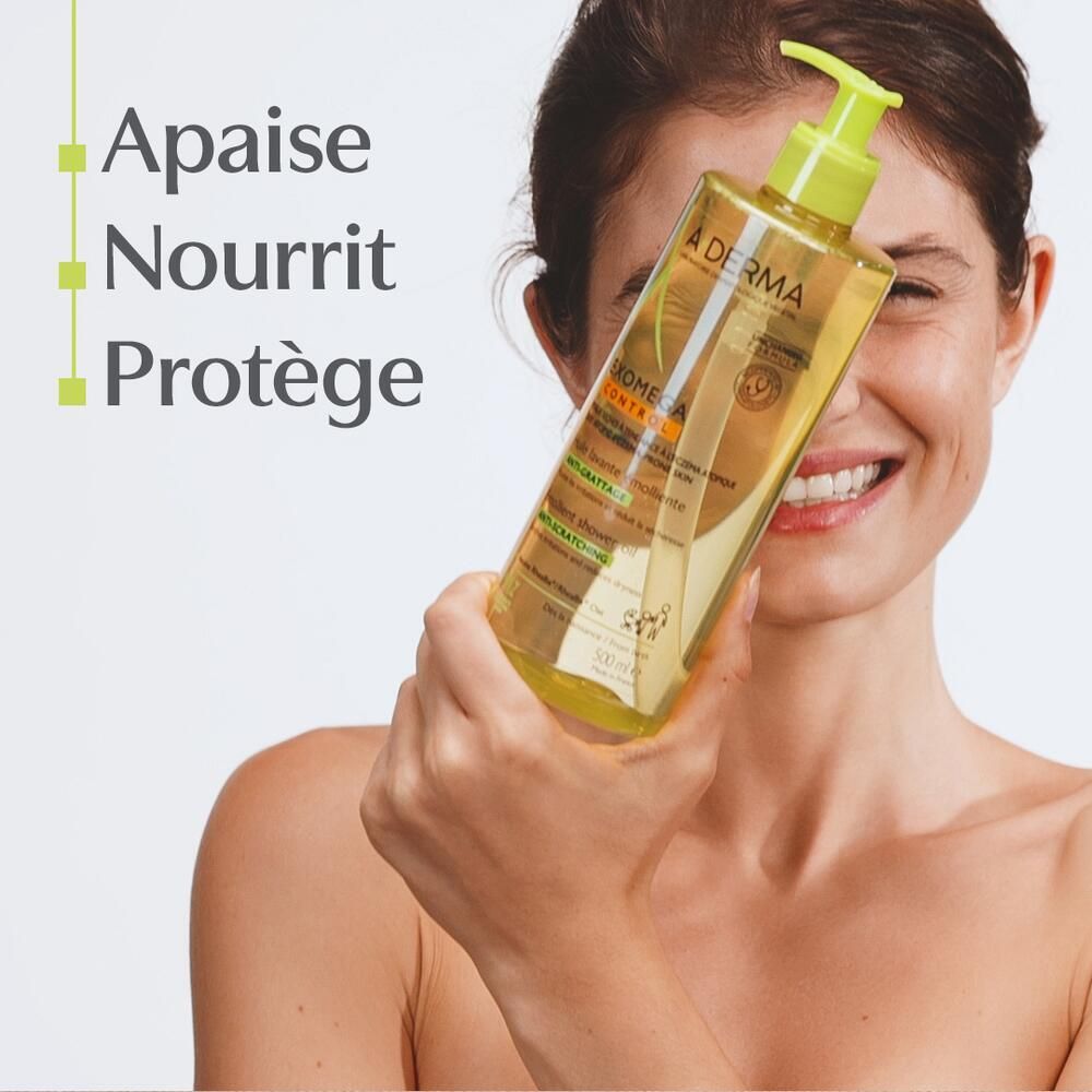 Femme tenant l'huile lavante A.DERMA Exomega Control. Texte : Apaise, Nourrit, Protège.